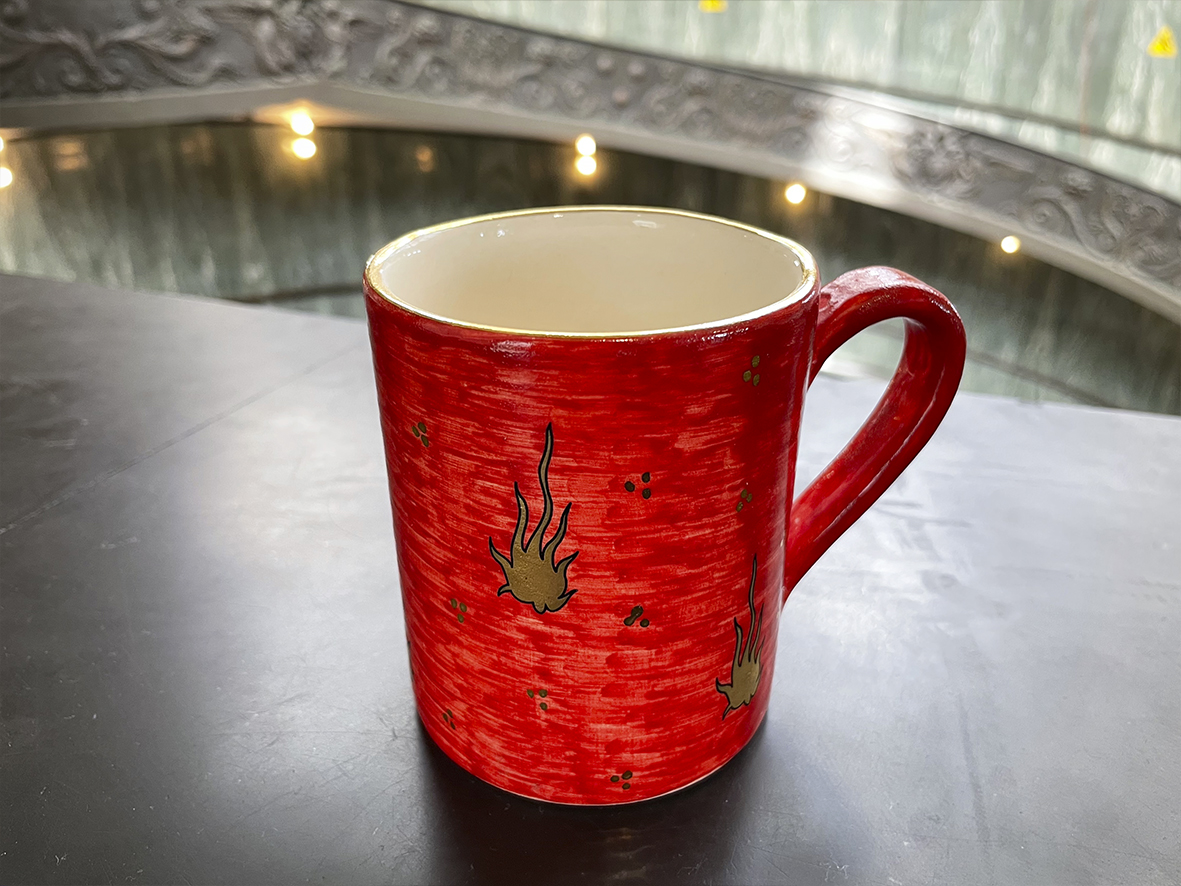 Tazza Mug decorata con fiamme dorate